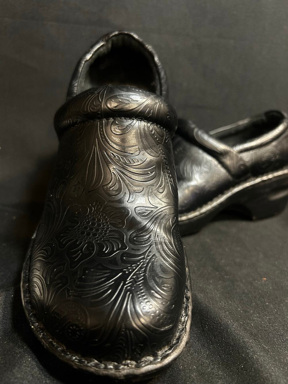 b.o.c. Born Peggy Black Leather Floral Embossed Clogs Women Slip On Mules